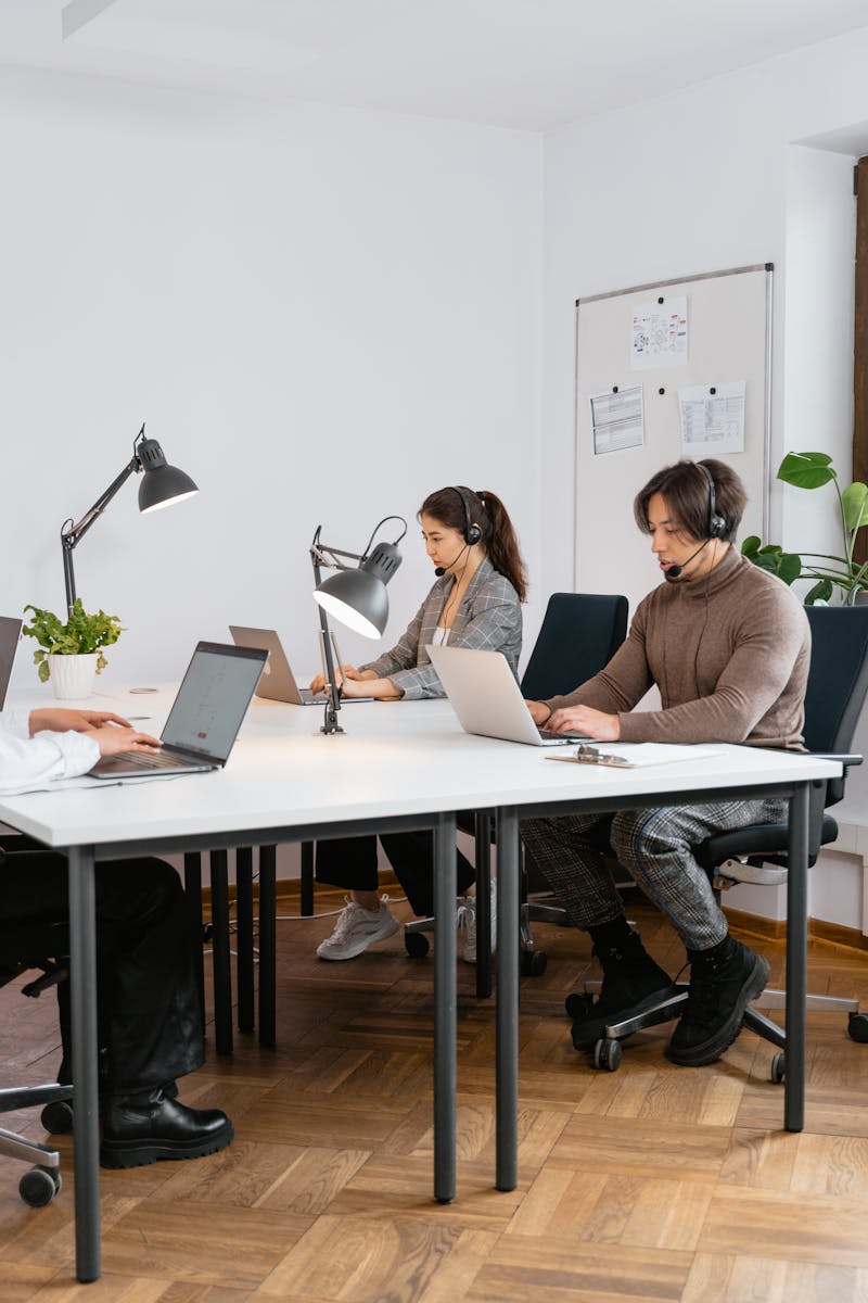 IT professionals collaborating in a co-managed model combining in-house staff with outsourced MSP support